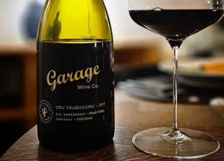 Garage Wine Co.: Sources its berries from dry-farmed, pre-phylloxera vineyards, producing wines with exceptional depth and character